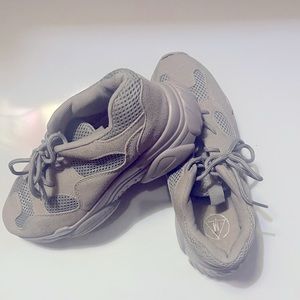 Stylish Gray Sneakers. Size 7.